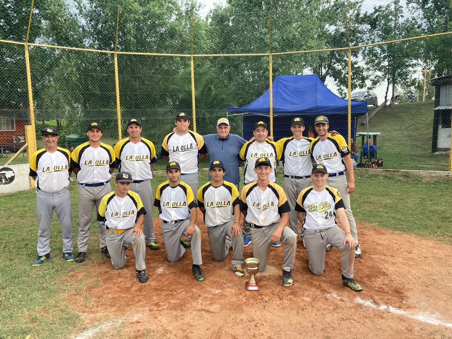 El equipo de "La Olla" que se quedó con el titulo de campeón. La copa se mira, no se toca y se queda en casa, fue la premisa de "los olleros" en el certamen del pasado fin de semana