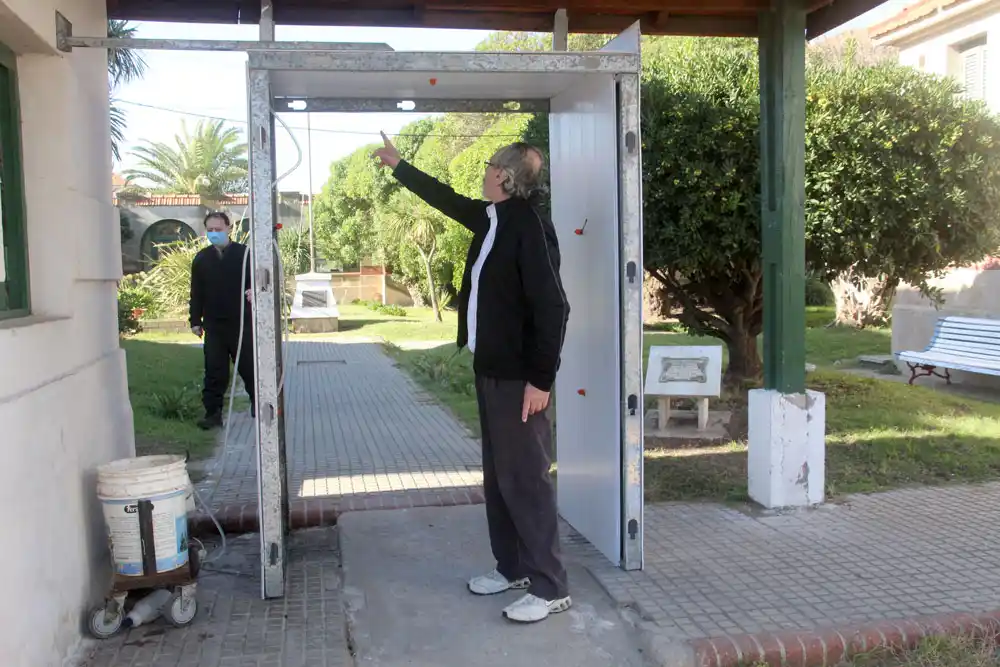 Construyen portal de desinfección en el acceso al Hogar Raimondi
