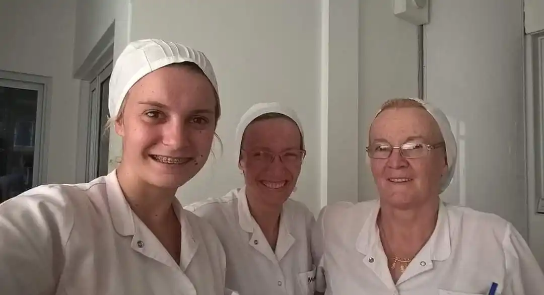 Liliana junto a su hermana Mónica y su mamá Carmen