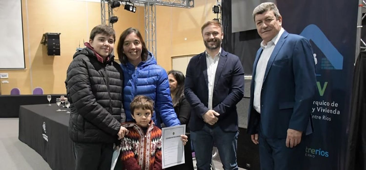 Entrega de escrituras a adjudicatarios del IAPV en Concordia