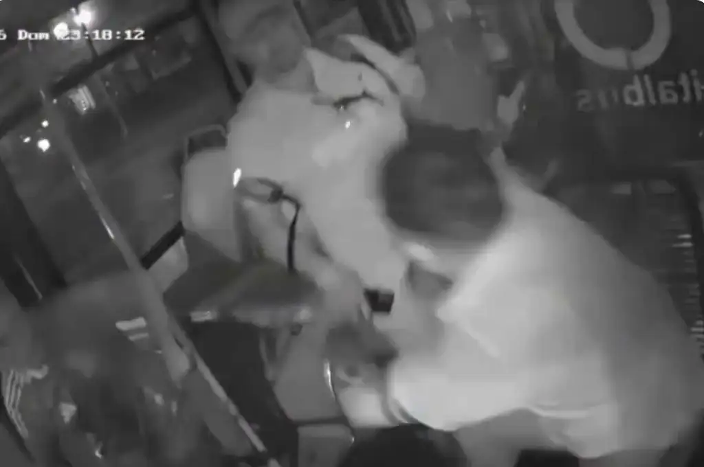 Un colectivero a las trompadas con un pasajero