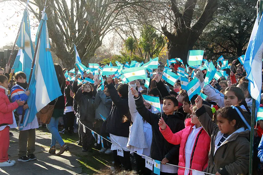 Se prepara el acto de la promesa a la bandera en la plaza Dardo Rocha 