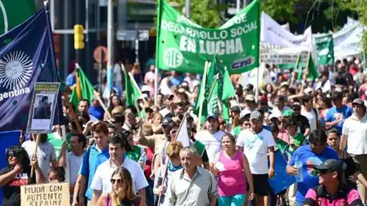 Incidentes en una marcha de estatales en Neuquén 