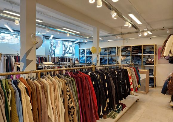 Rain indumentaria, el nuevo local que ilumina la esquina de Mitre y Dávila
