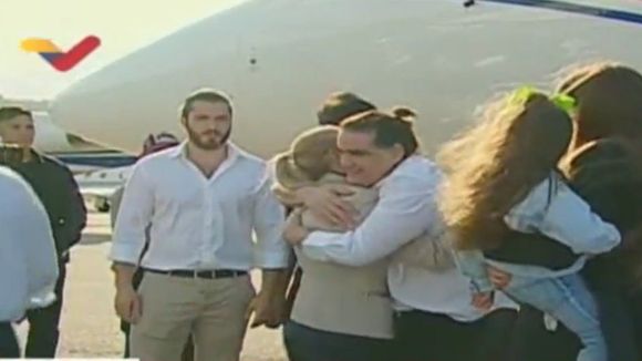 ALEX SAAB ARRIBÓ A VENEZUELA tras su liberación, fue recibido por Cilia Flores (+VIDEO)