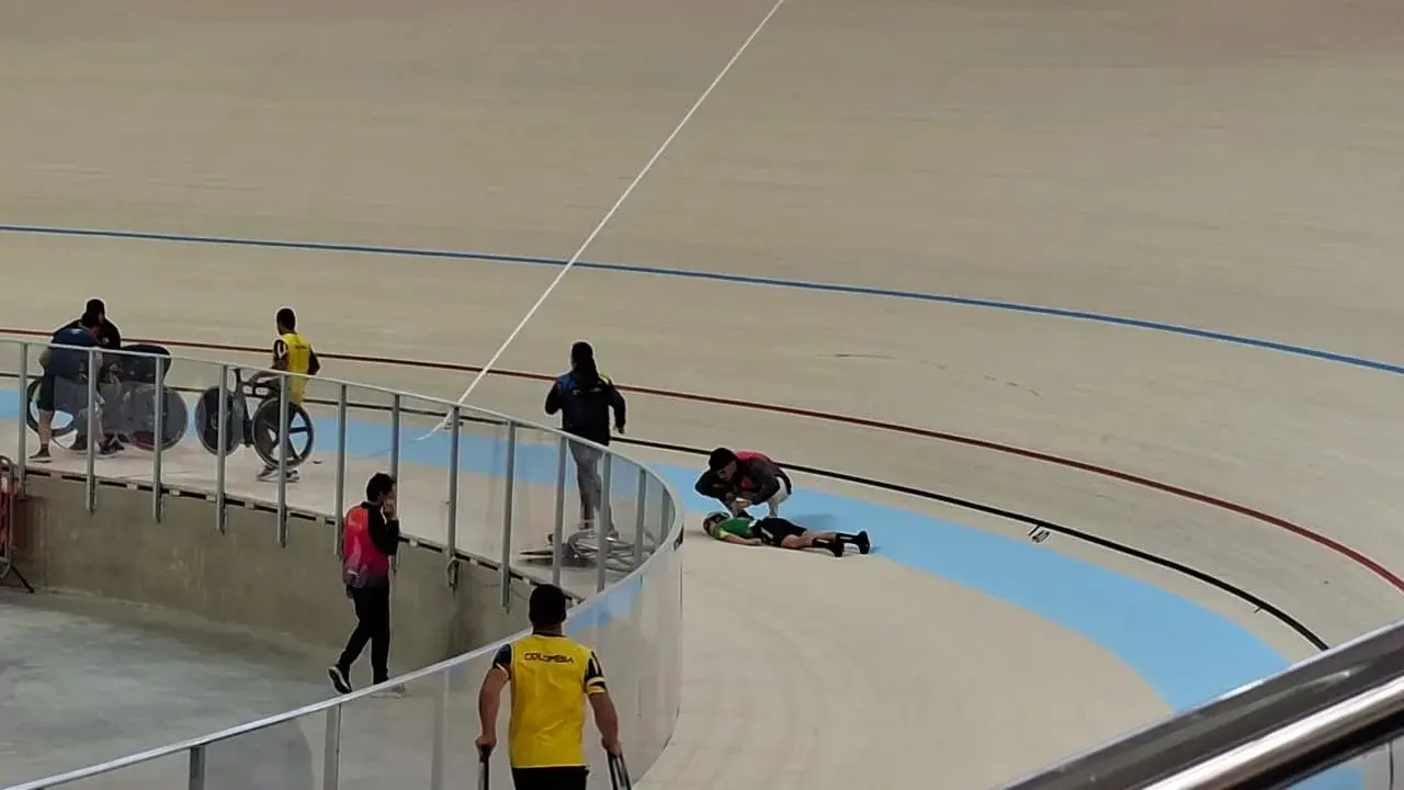 VIDEO | Fuerte accidente en el ómnium femenino: tres ciclistas quedaron tendidas en la pista del Velódromo de Rafaela