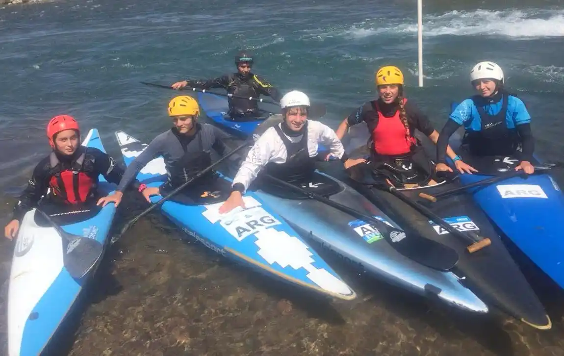Palistas compiten en la Copa Andina de canotaje slalom