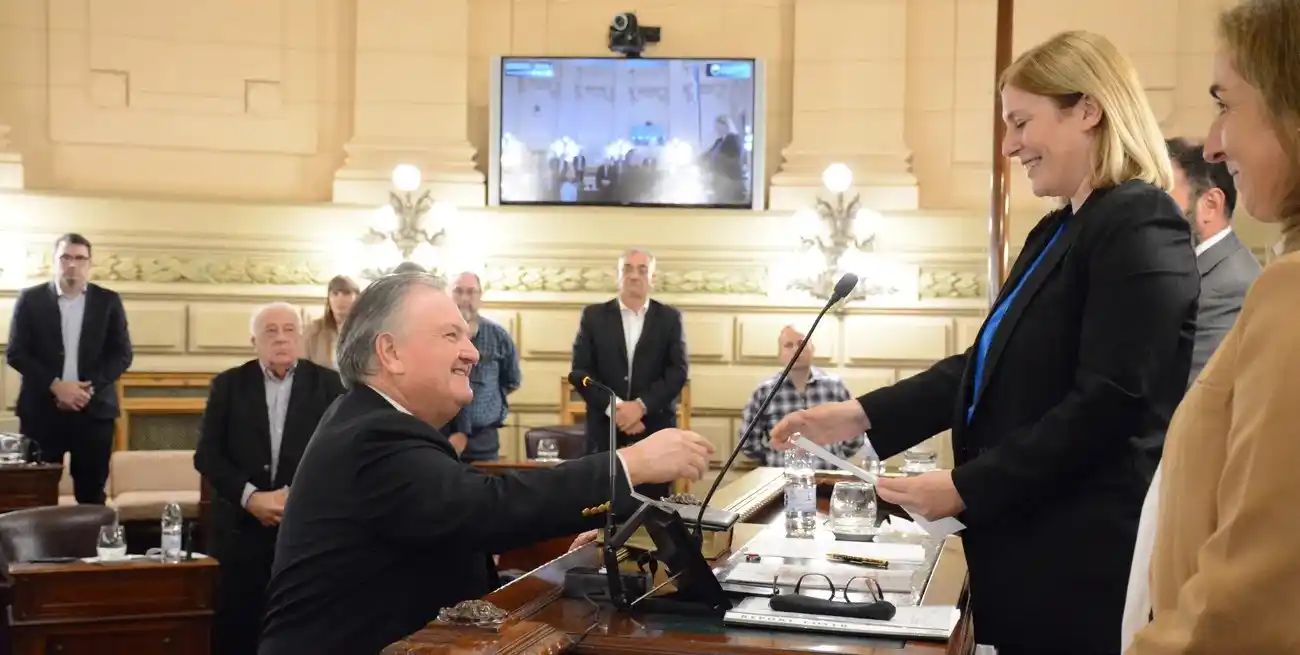 Sonrisas y abrazos en la Cámara alta para que se repitan las autoridades electas unos pocos meses atrás, al renovarse la Legislatura. En el cuerpo de 19 integrantes prima el consenso. Crédito: Cámara de Senadores