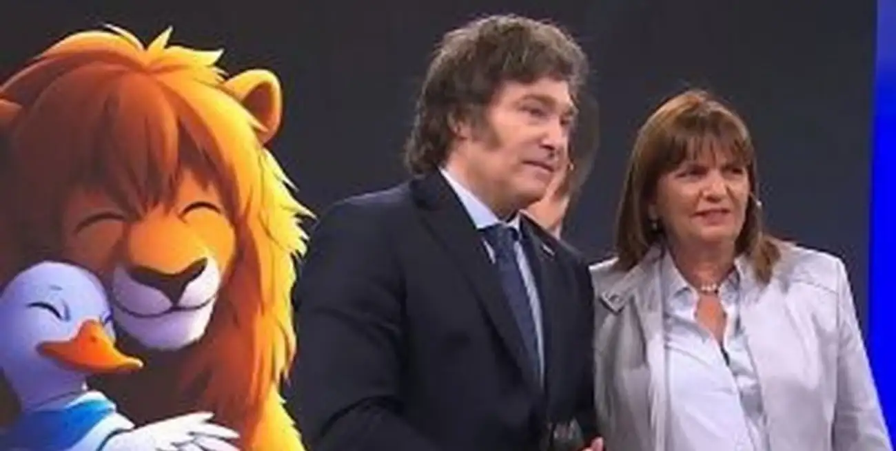 Adaptación "electoral". La ocurrente y más que gráfica imagen ilustra la "simbiosis" actual, concretada en las últimas horas, entre el candidato libertario Javier Milei y su ex archi rival Patricia Bullrich, que el pasado 22 de octubre quedó afuera de la lucha por la presidencia de Argentina en representación de Juntos por el Cambio.