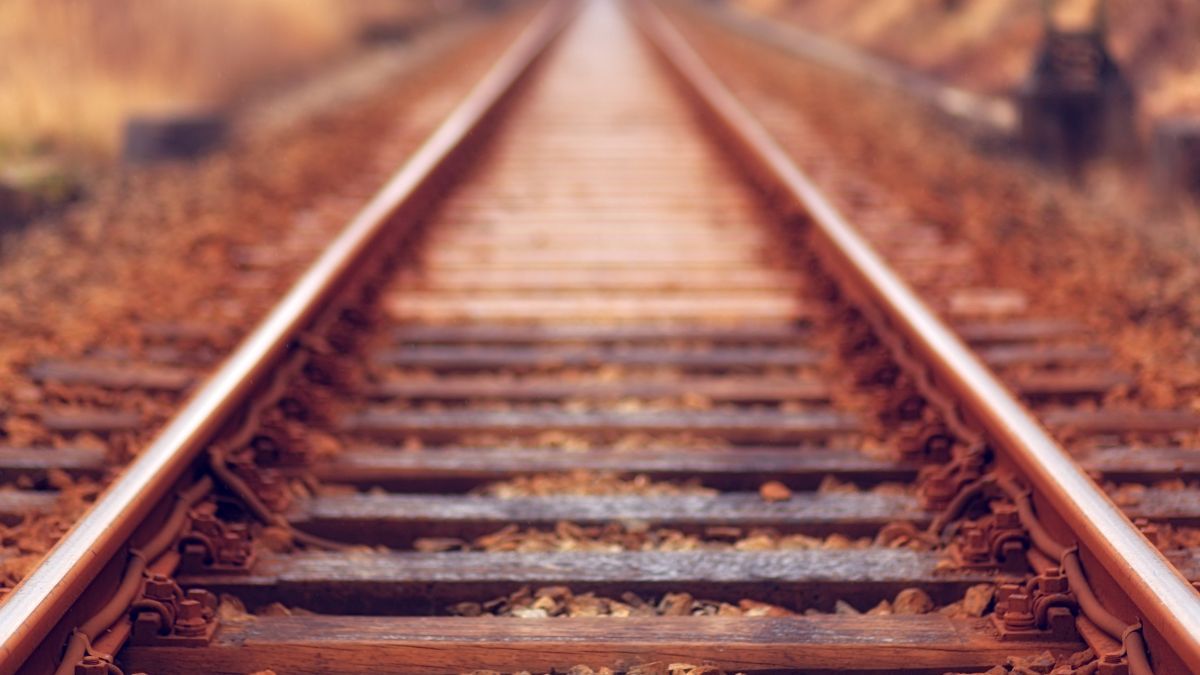 Una anciana de 70 años en silla de ruedas se salva milagrosamente luego que UN TREN LE PASÓ POR ENCIMA
