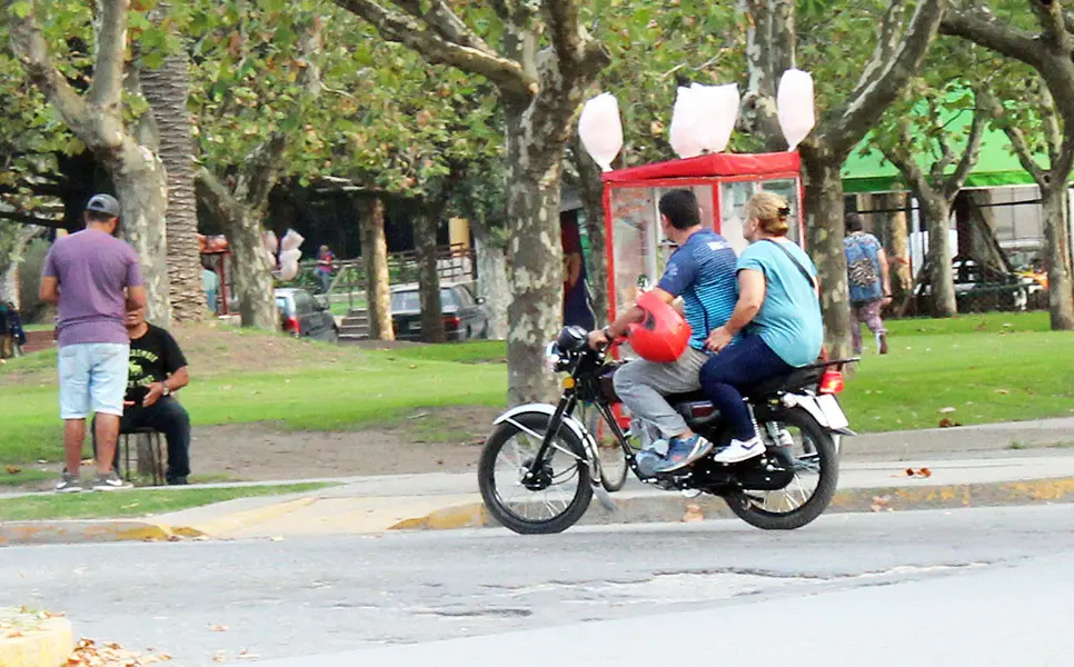 Se cumplen 30 años de la obligatoriedad del uso del casco y aun no se respeta