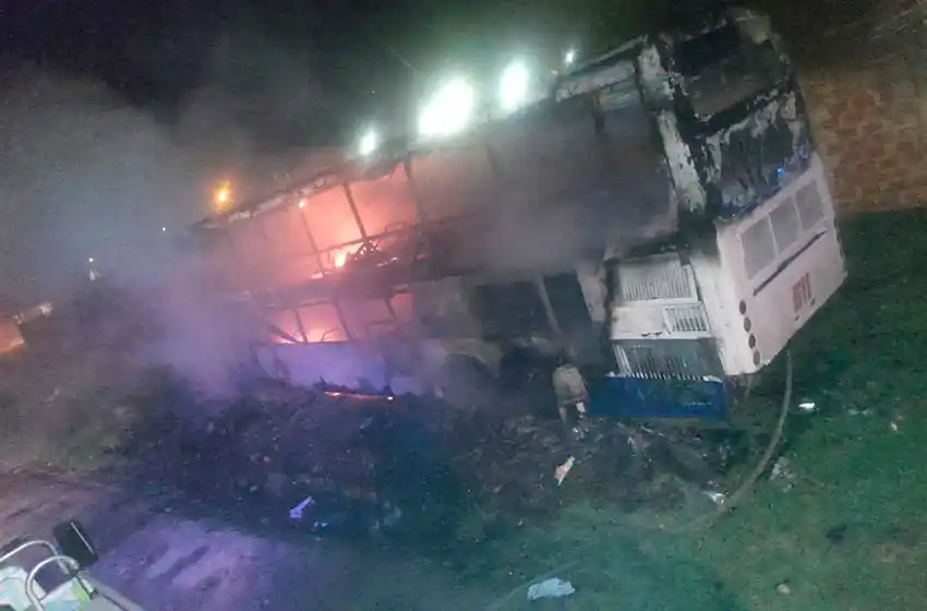 Impactante incendio de un colectivo de dos pisos