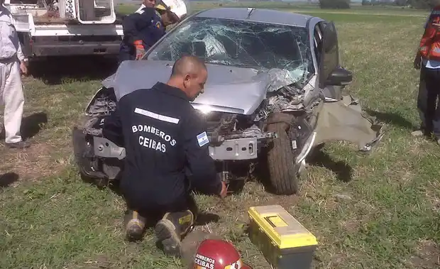 Un auto despistó y chocó contra una columna de energía eléctrica