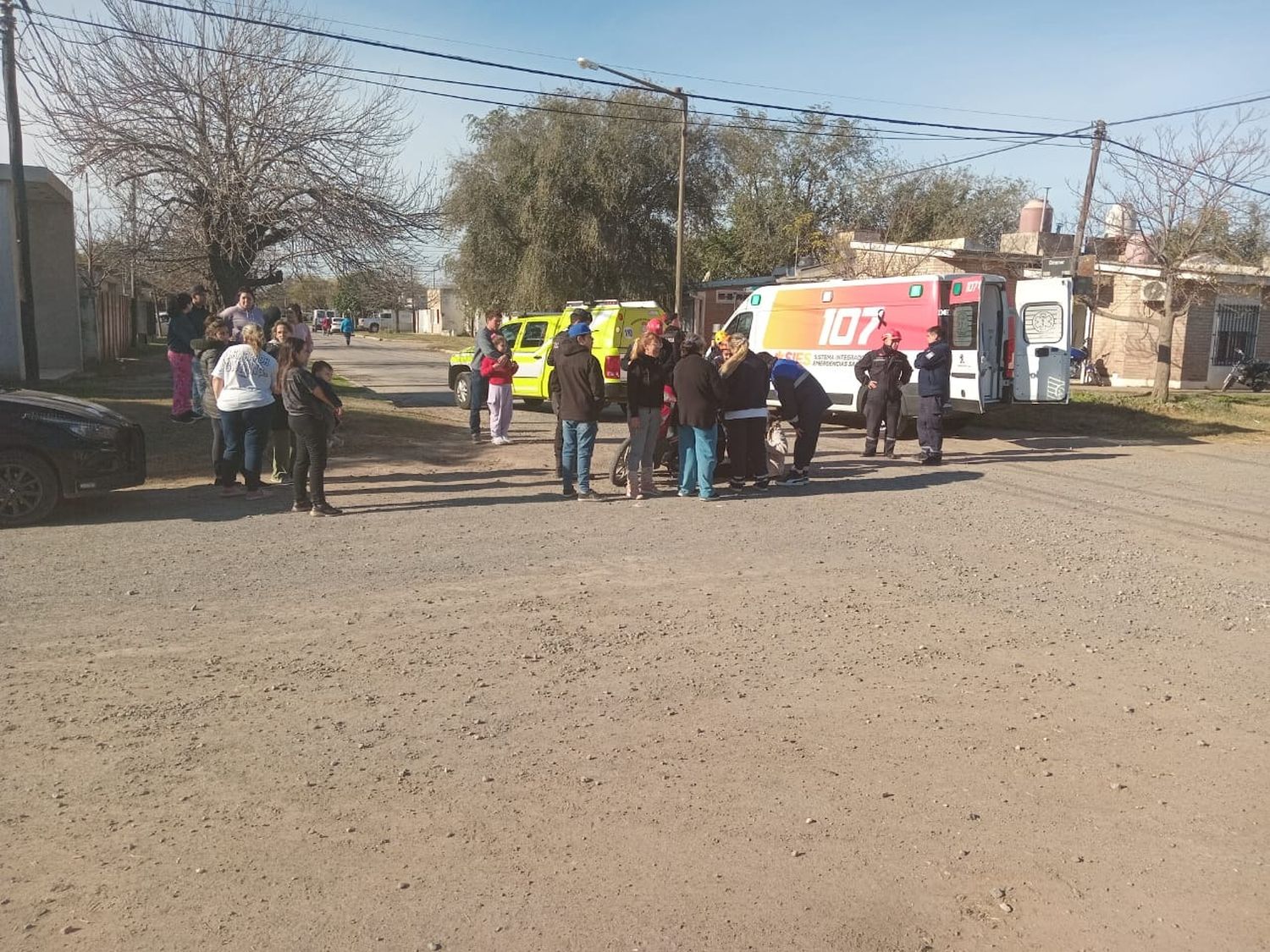 Servicios de emergencia atendieron a la mujer lesionada.