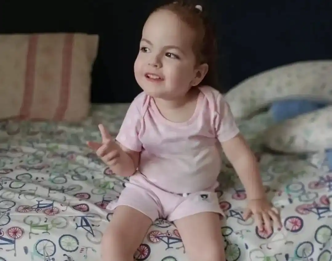 Helena, la pequeña con AME que recibió Zolgensma, sigue evolucionando