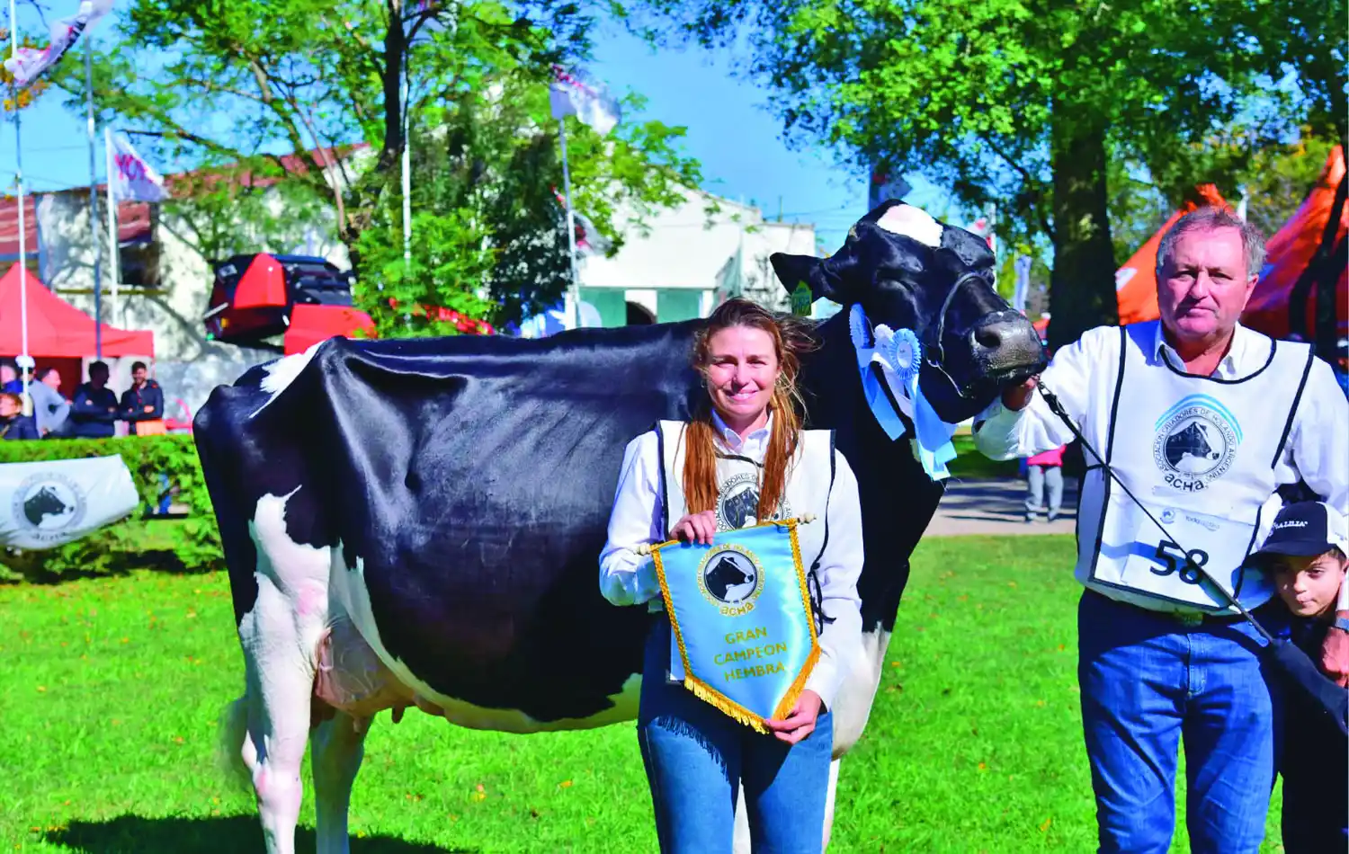 La selección estuvo a cargo de Leah James, productora lechera  y cabañera de Winscon (Estados Unidos) y gerente de la cooperativa  Genex, designada por Acha.