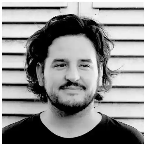 "Diez canciones para volver a casa" y "La danza de la vaca" son los nuevos trabajos del escritor.