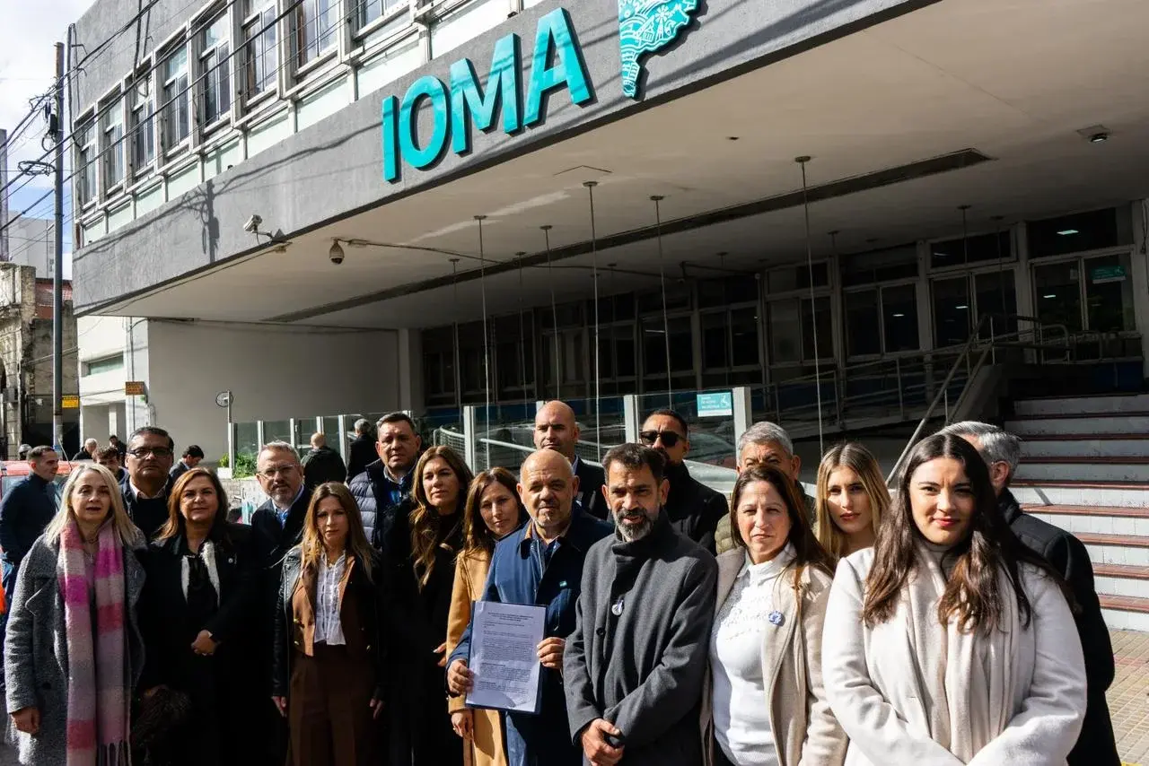 Por la crisis en IOMA: legisladores bonaerenses de LLA presentaron en la sede un pedido de acceso a la información pública