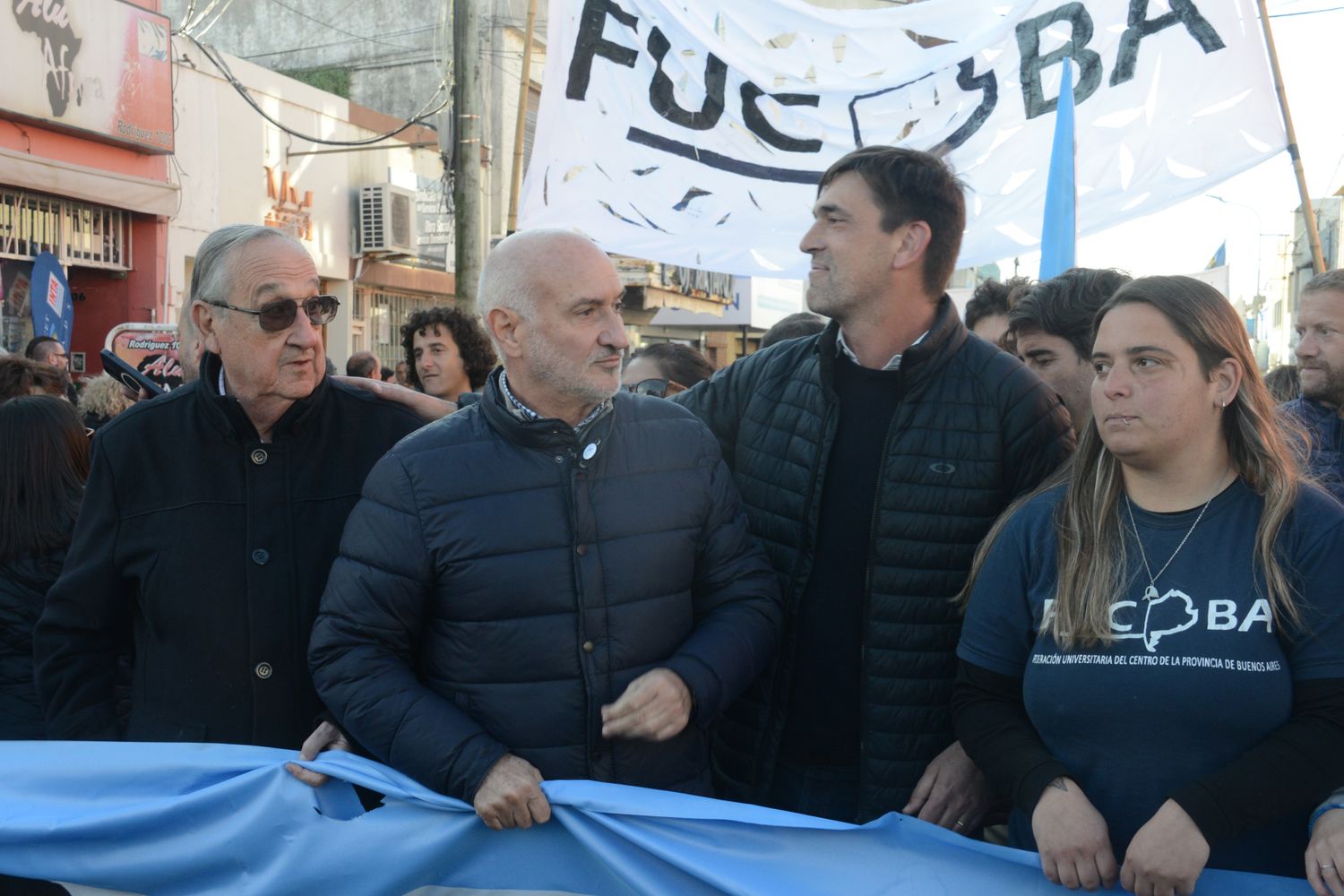 El intendente Miguel Lunghi, el diputado nacional Rogelio Iparraguirre y el rector de la casa de estudios, Marcelo Aba, encabezaron la marcha.