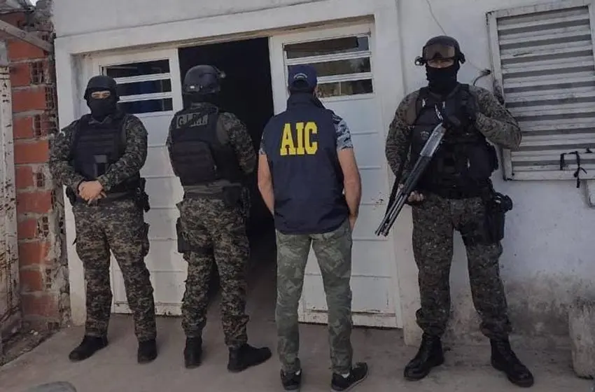 Allanaron viviendas en zona oeste con importante cantidad de estupefacientes y hubo tres detenidos