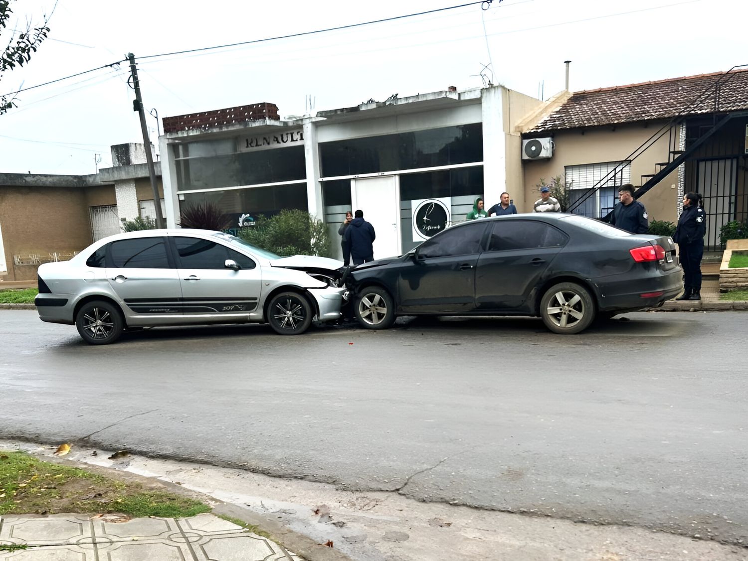 El Peugeot gris se cruzó de carril y chocó de frente con el Vento de Díaz.