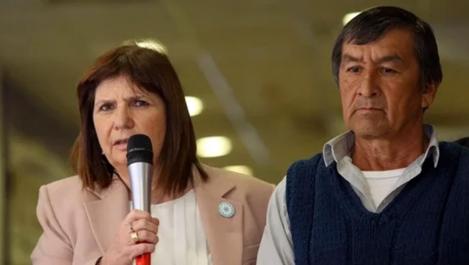 La ministra de seguridad Patricia Bullrich junto a José Peña, el papá de Loan.