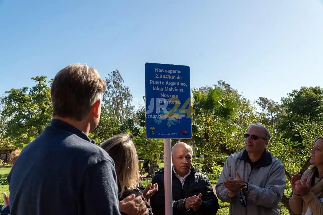 Se inauguró el cartel que señaliza la distancia entre las Islas y Firmat