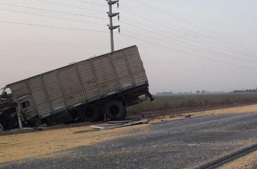 Dos camiones chocaron en la ruta AO12 y uno de los conductores resultó lesionado