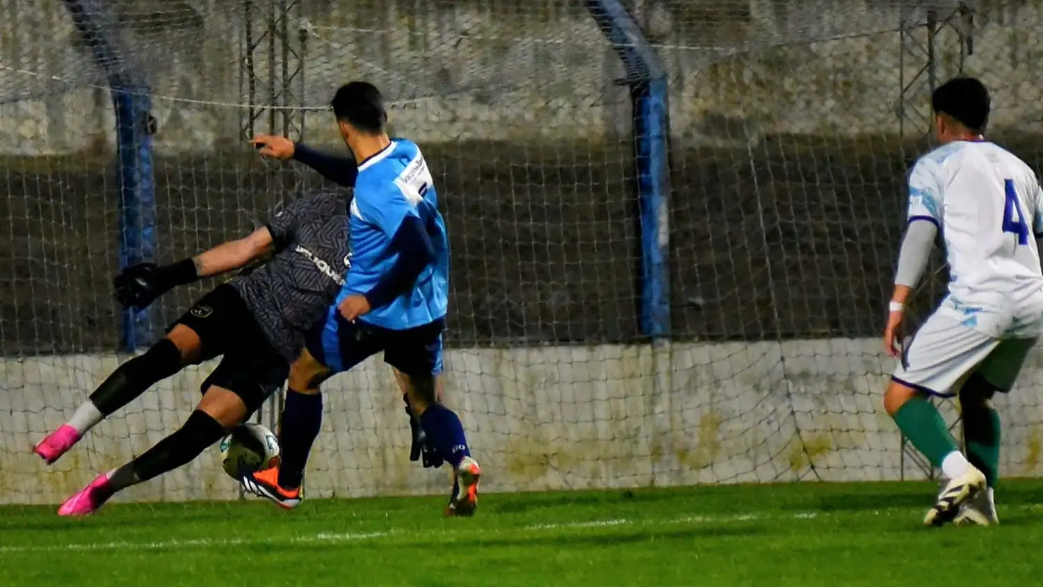 Matías Gogna pone el 1-1 tras un rebote en el palo derecho.