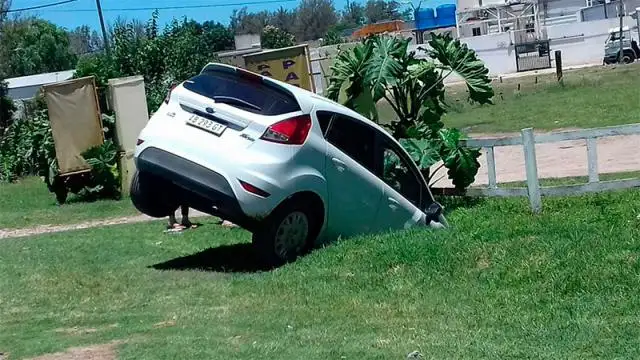 Turistas quisieron estacionar el auto y terminaron en una zanja