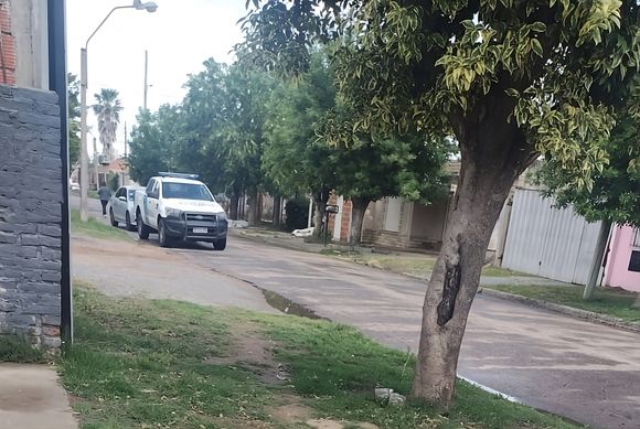 A los tiros en el centro: secuestraron una Saveiro que llevaba de tiro al auto baleado