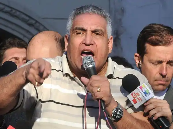 Por pegarle a una mujer policía, detuvieron al gremialista "Pata" Medina 