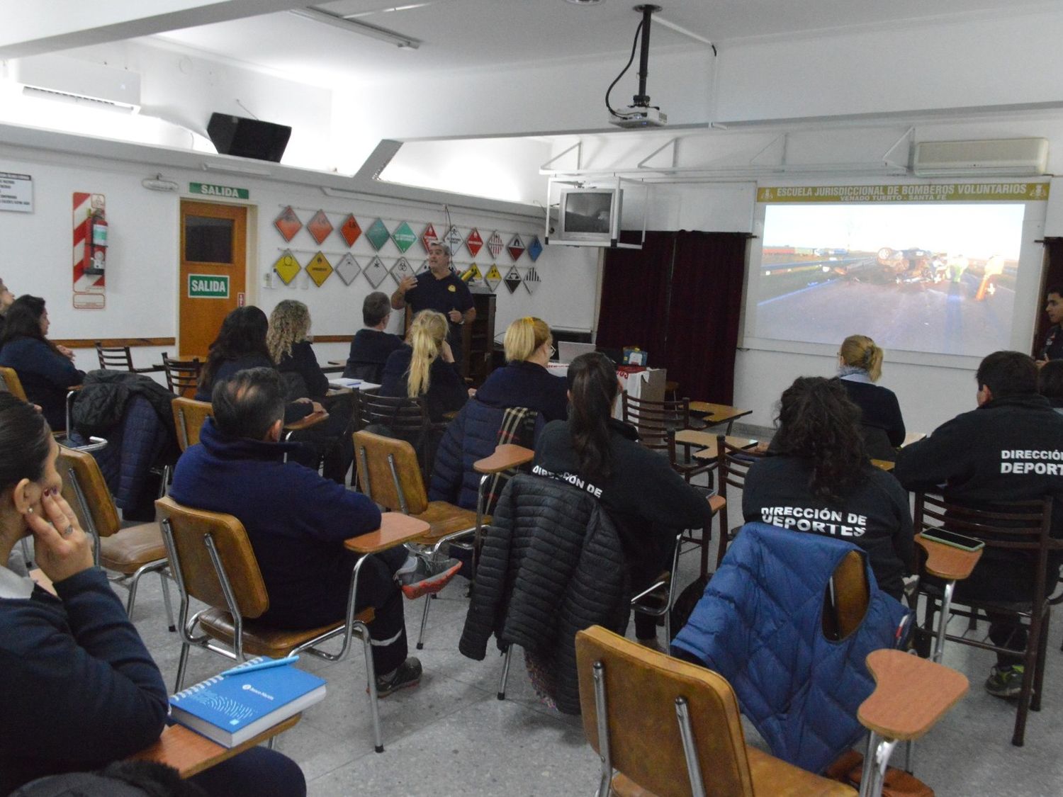 El instructor Leandro Cingolani y el auxiliar de apoyo, Eric Rodríguez, brindaron conocimientos teóricos y técnicas de reanimación. Foto: MVT