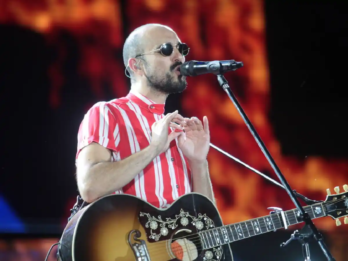 Abel Pintos brindó un emotivo show bajo la lluvia de Cosquín