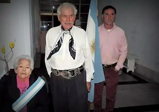 Con 89 y 87 años, son abanderada y escolta en una escuela de la ciudad 