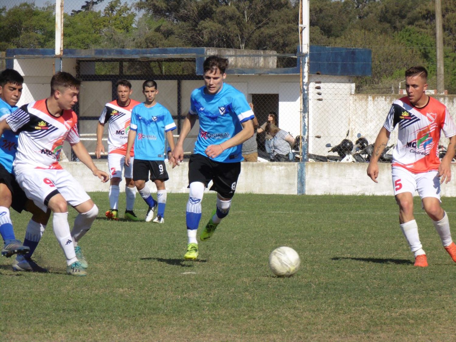 Centenario y Rivadavia no aflojan, Matienzo ganó el clásico
