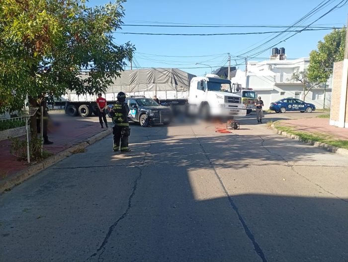 Gravísimo accidente de tránsito en una esquina de la ciudad: falleció una mujer embarazada - 1