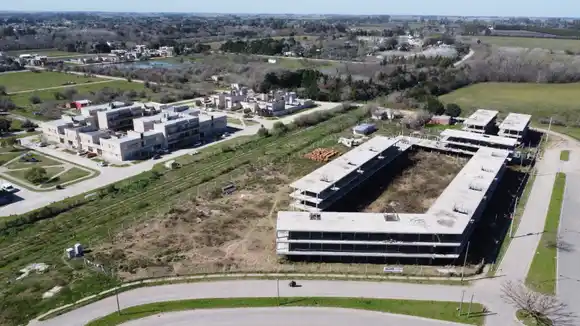 En San Antonio de Areco, 96 viviendas del Procrear detenidas: familias sin el sueño y estructuras copadas de vegetación