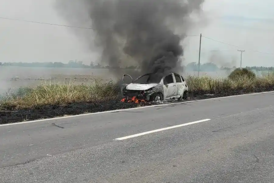 Pérdidas totales: el fuego consumió automóvil en el que viajaba un excombatiente y su familia