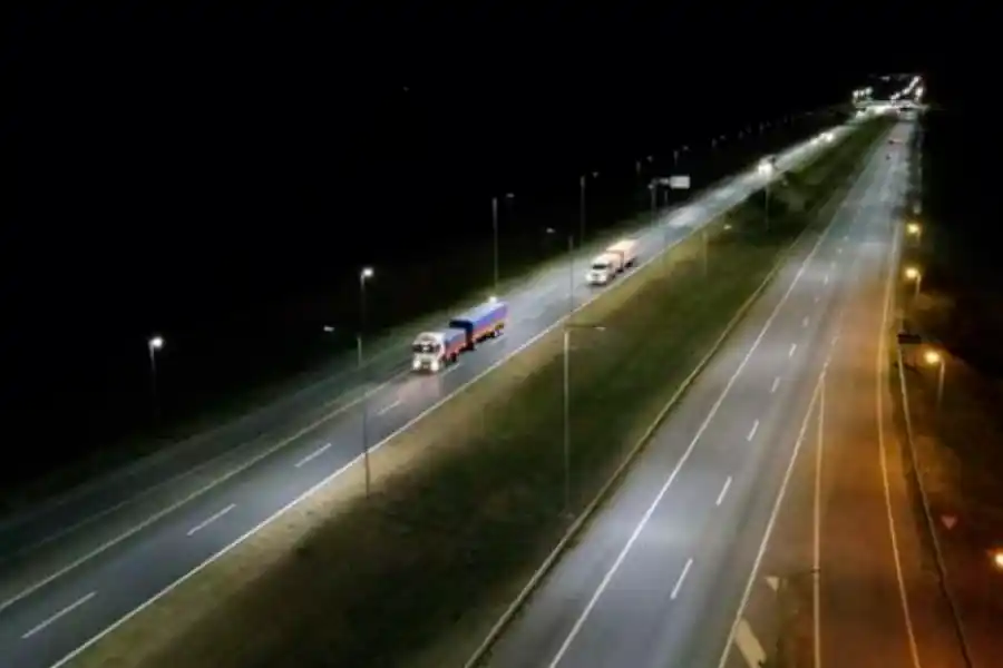 Tragedia: se iban de vacaciones, ladrones los atacaron en la ruta y un hombre murió atropellado en la autopista a Rosario