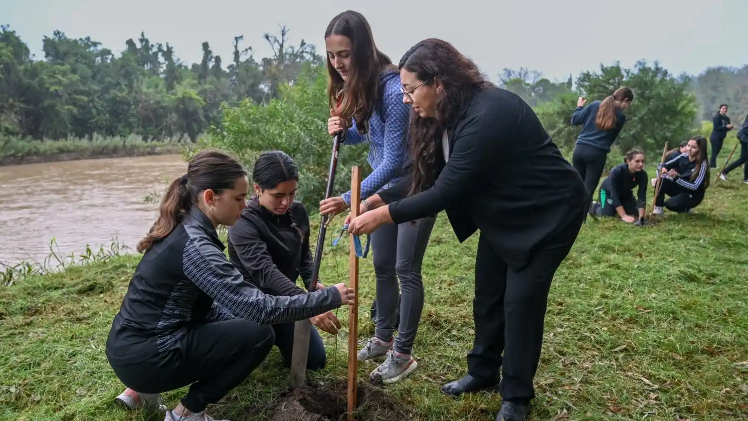 Estudiantes forestando la costa del Xanaes con especies autóctonas (Foto: Municipalidad de Arroyito)
