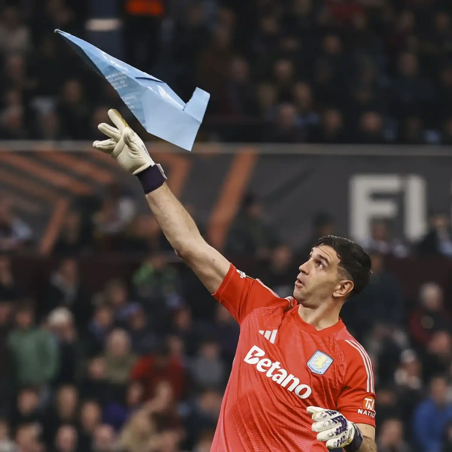 “Dibu” mantuvo el arco en cero y fue fundamental en el primer gol de su equipo.
