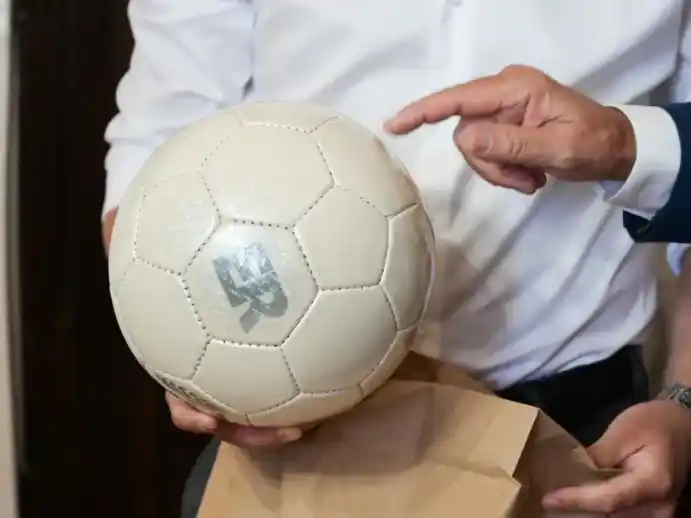 El Servicio Penitenciario presentó la pelota Torreón confeccionada en unidades penales