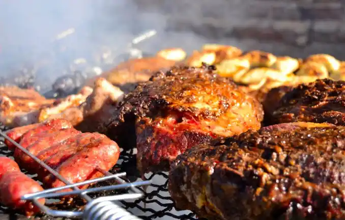 Comía asado con amigos y murió ahogado con un pedazo de carne