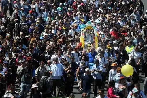 Miles de fieles peregrinan hacia la Basílica de Luján