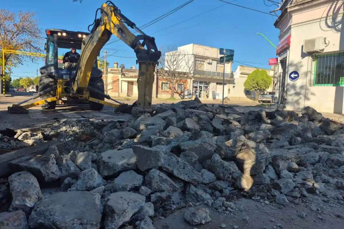Comenzó la construcción del nuevo desagüe pluvial y la repavimentación de la esquina de Del Valle y Constitución