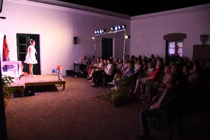 Chascomús late al ritmo de la cultura: rotundo éxito del teatro y el cine al aire libre