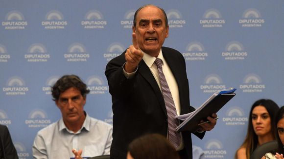 El Jefe de Gabinete dijo que «si Aerolíneas Argentinas no se adapta, va a desaparecer»
