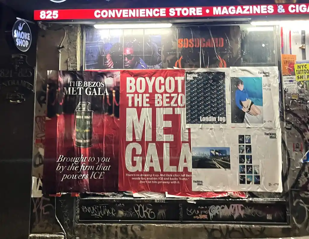 Un cartel que pide el boicot de la Met Gala en Nueva York . EFE