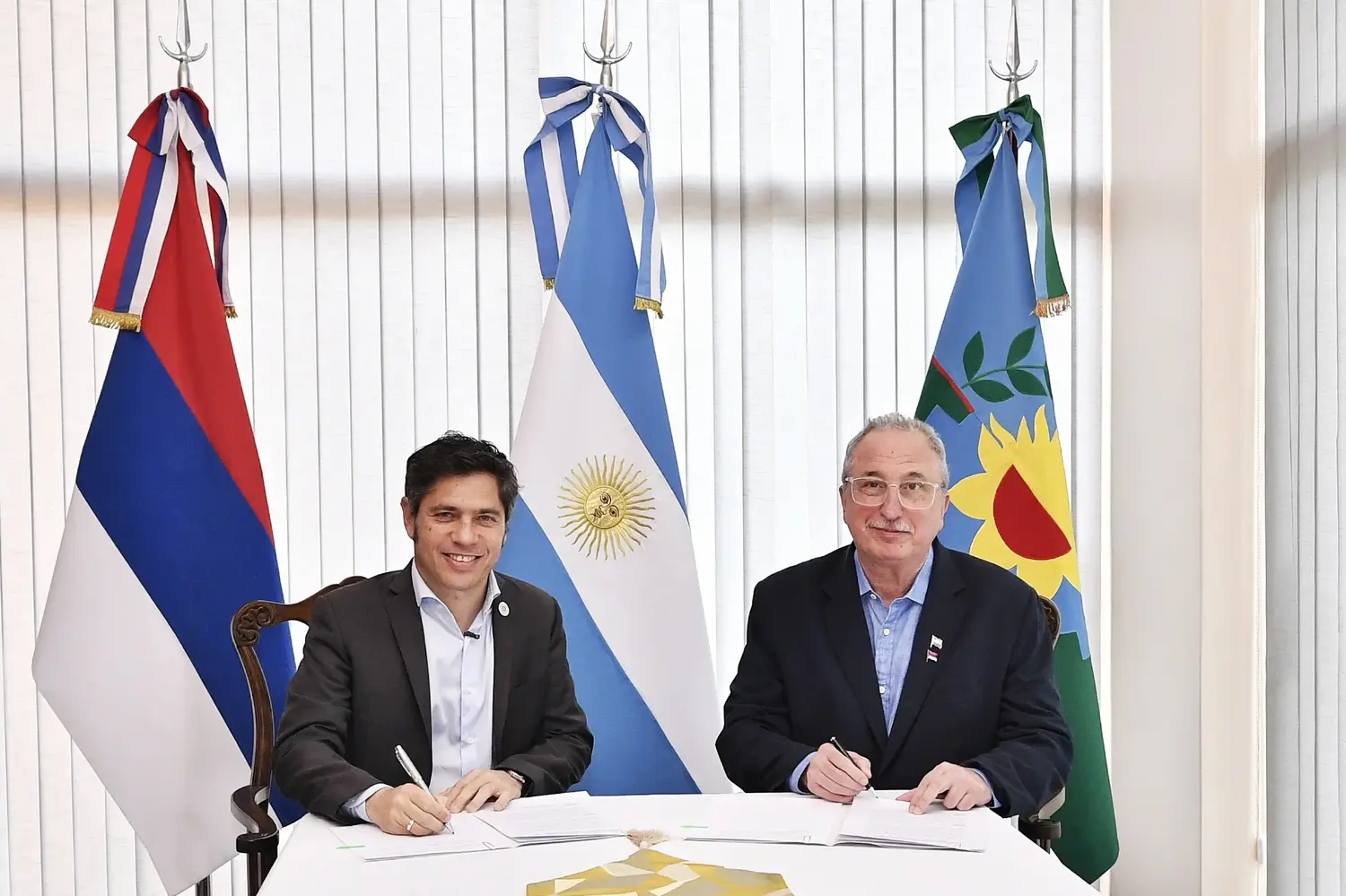 Kicillof junto a su par Hugo Passalacqua: firmaron convenios para diversos temas.